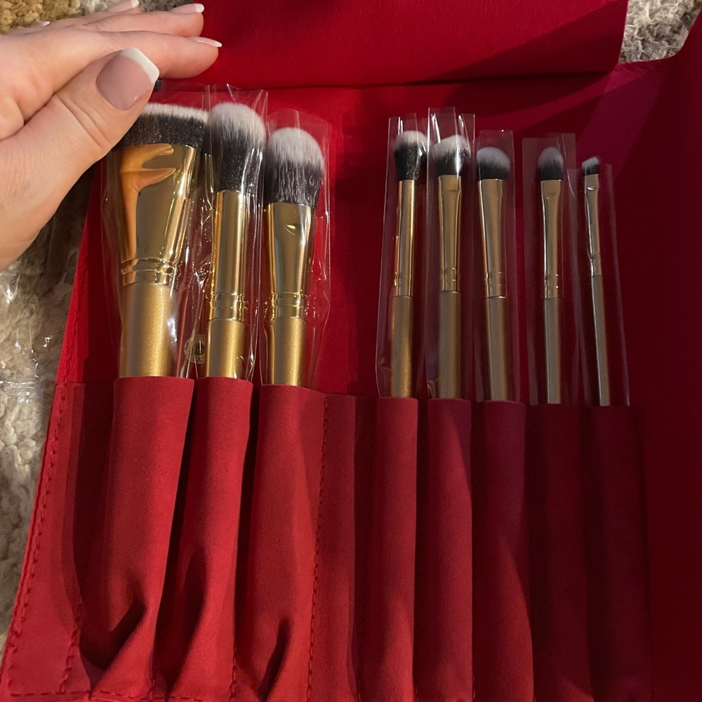 NWT! Makeup brush set